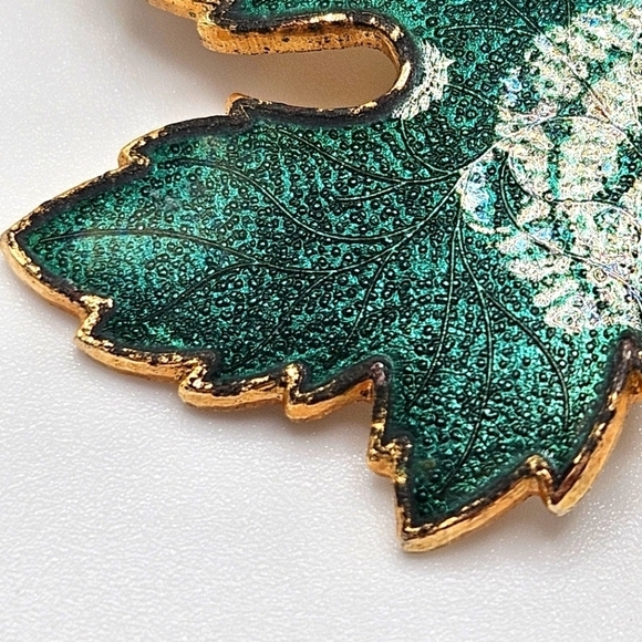 VINTAGE Green Enamel Maple Leaf Brooch Pin Gold Tone Hardware Fall Nature - Picture 6 of 6